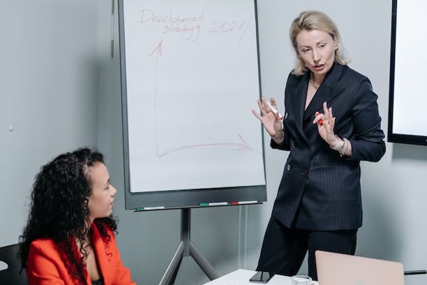 Projektleiterin vor einem Flipchart